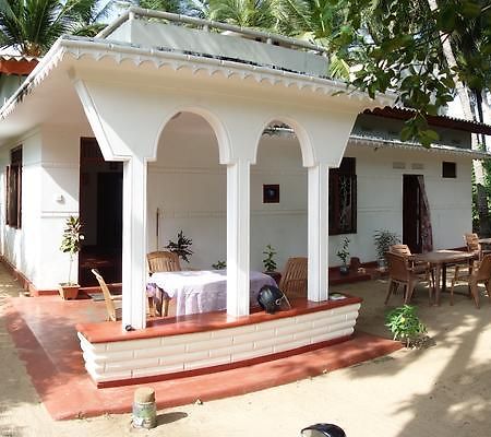 Little White House Hotel Trincomalee Esterno foto