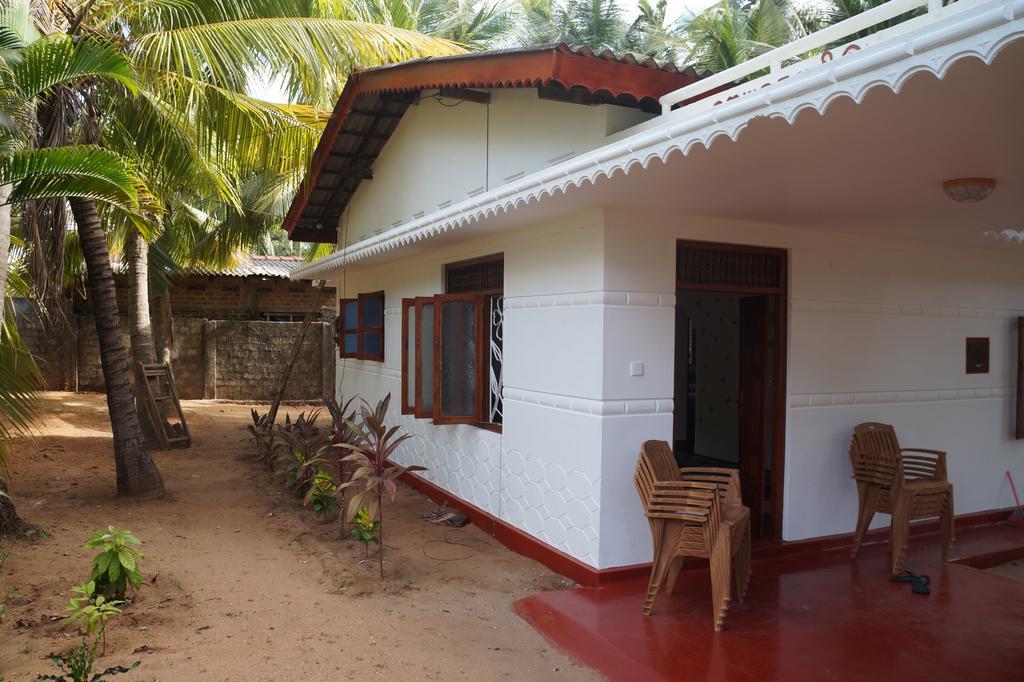 Little White House Hotel Trincomalee Esterno foto