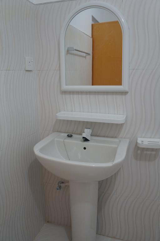 Little White House Hotel Trincomalee Esterno foto