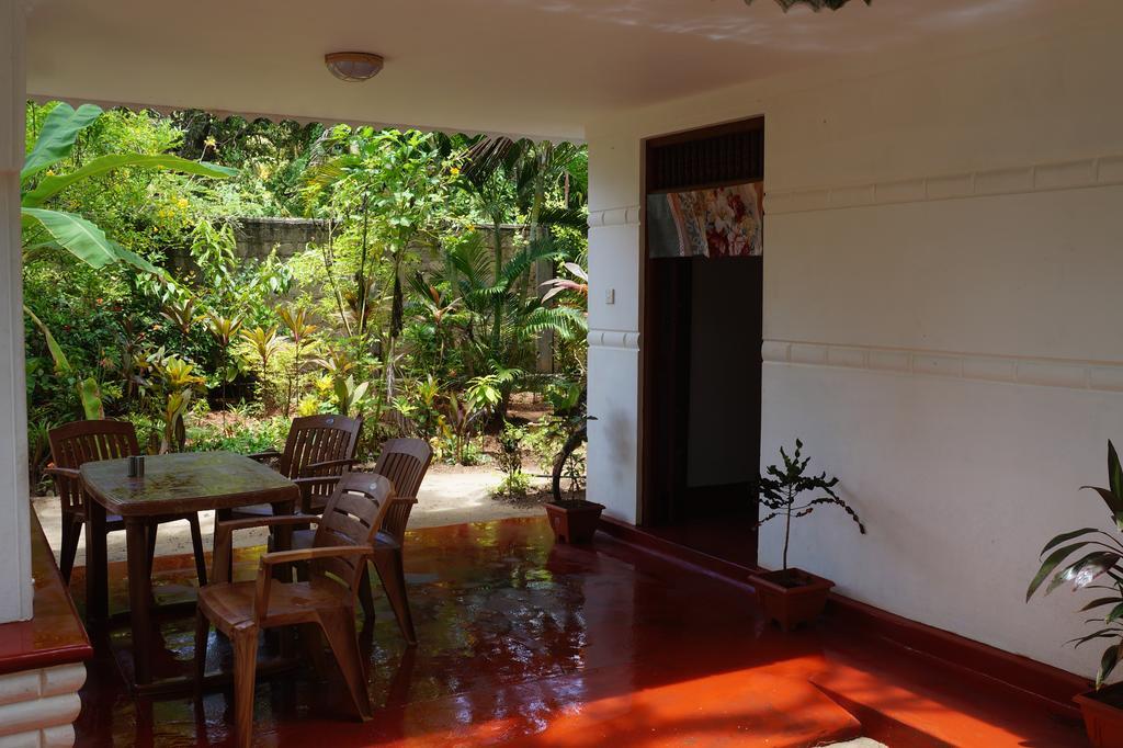 Little White House Hotel Trincomalee Esterno foto