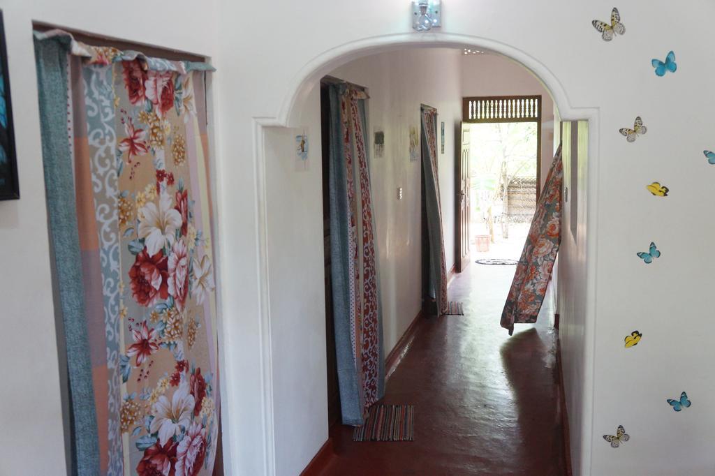 Little White House Hotel Trincomalee Esterno foto