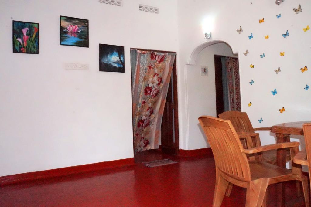 Little White House Hotel Trincomalee Esterno foto