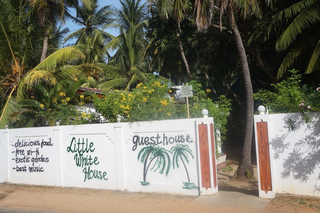 Little White House Hotel Trincomalee Esterno foto