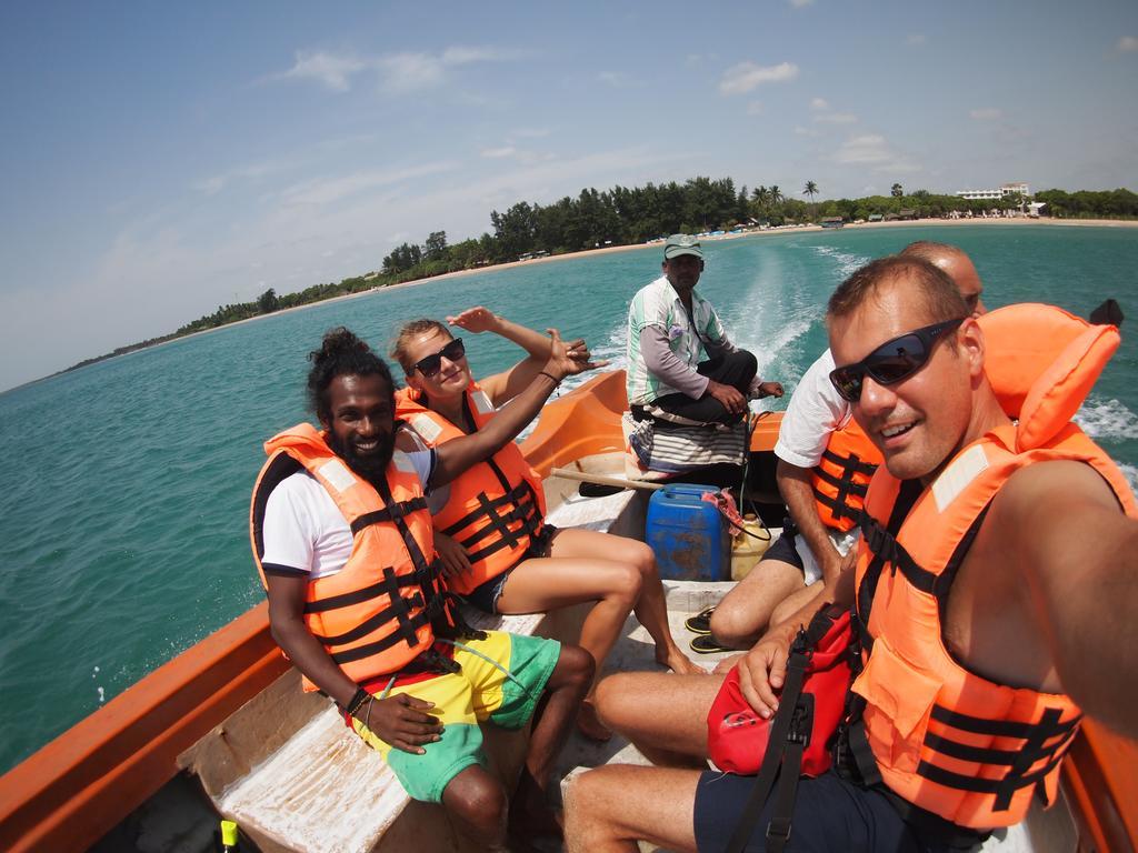 Little White House Hotel Trincomalee Esterno foto