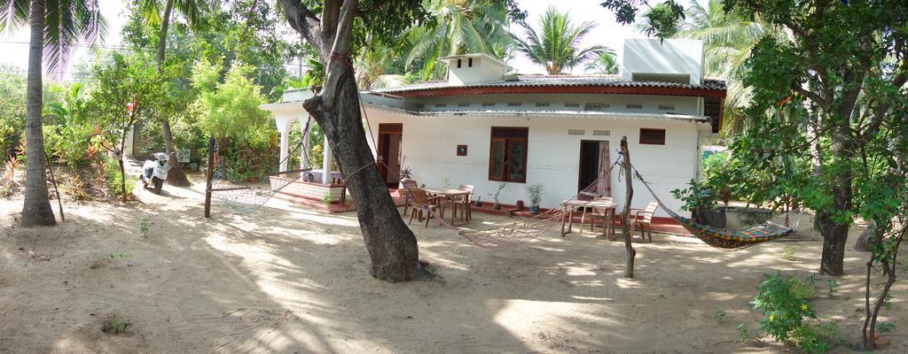 Little White House Hotel Trincomalee Esterno foto