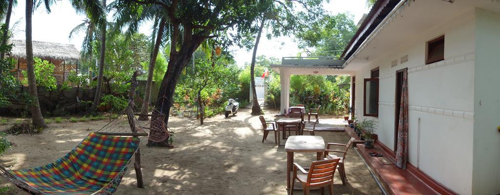Little White House Hotel Trincomalee Esterno foto