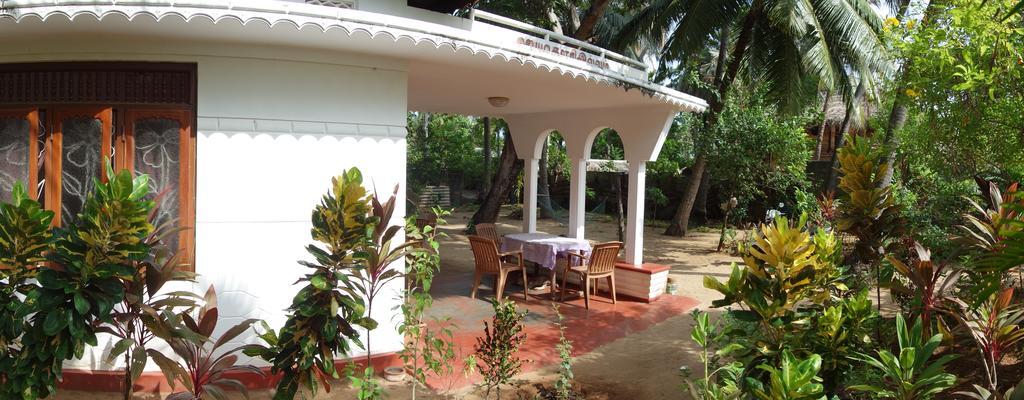 Little White House Hotel Trincomalee Esterno foto