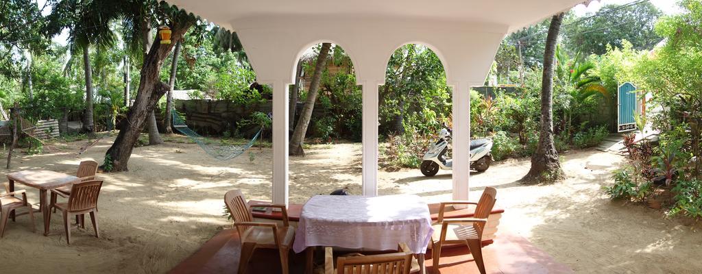 Little White House Hotel Trincomalee Esterno foto