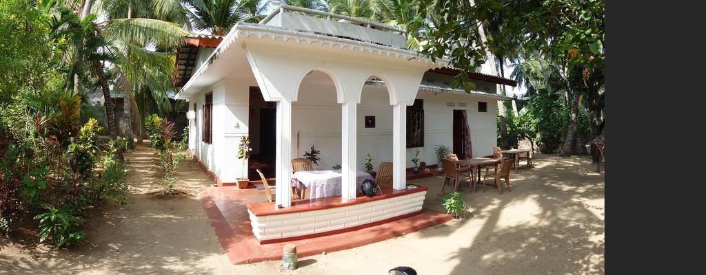 Little White House Hotel Trincomalee Esterno foto