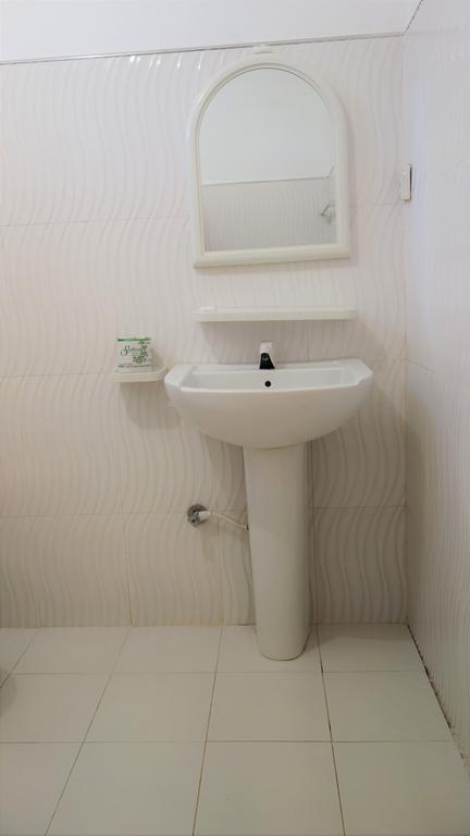 Little White House Hotel Trincomalee Esterno foto