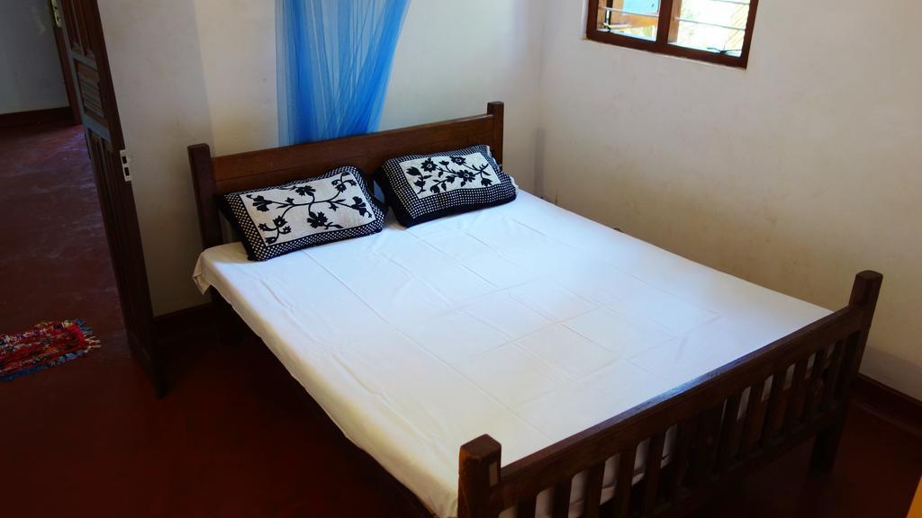 Little White House Hotel Trincomalee Esterno foto