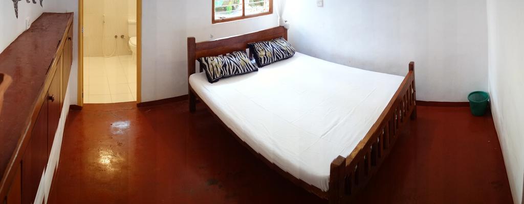 Little White House Hotel Trincomalee Esterno foto