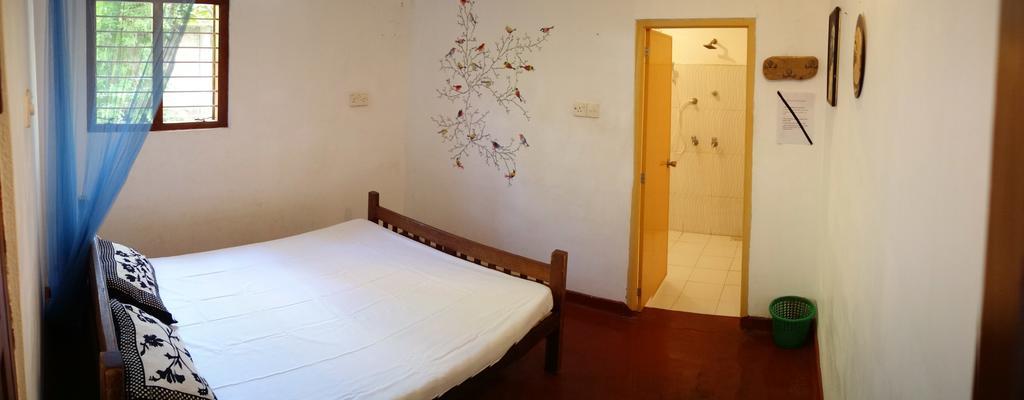Little White House Hotel Trincomalee Esterno foto