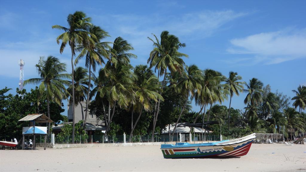 Little White House Hotel Trincomalee Esterno foto