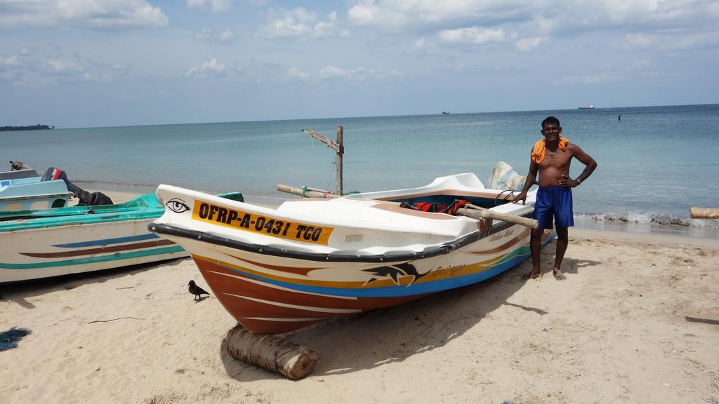 Little White House Hotel Trincomalee Esterno foto