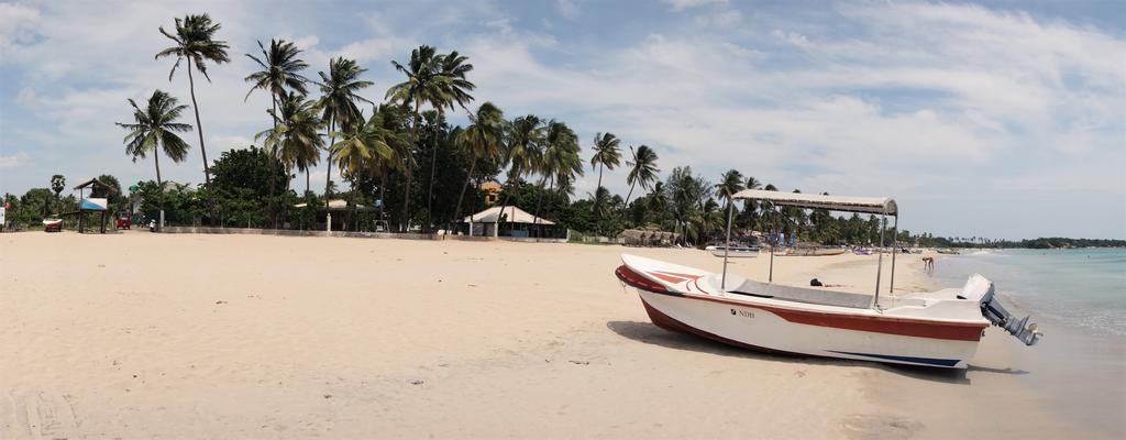 Little White House Hotel Trincomalee Esterno foto