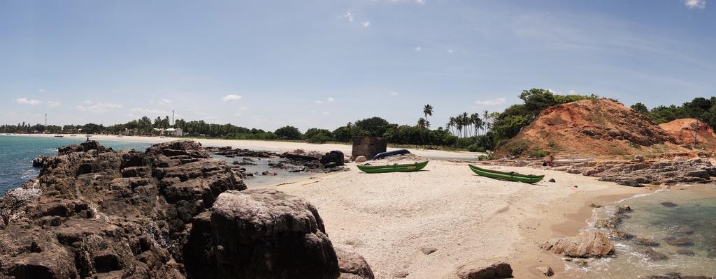 Little White House Hotel Trincomalee Esterno foto