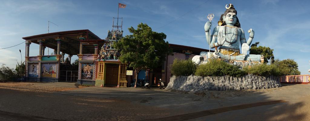 Little White House Hotel Trincomalee Esterno foto