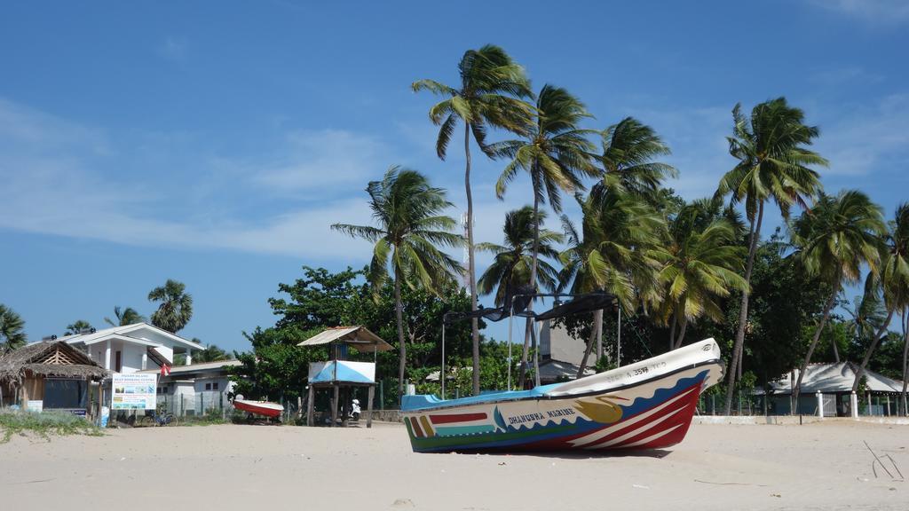 Little White House Hotel Trincomalee Esterno foto