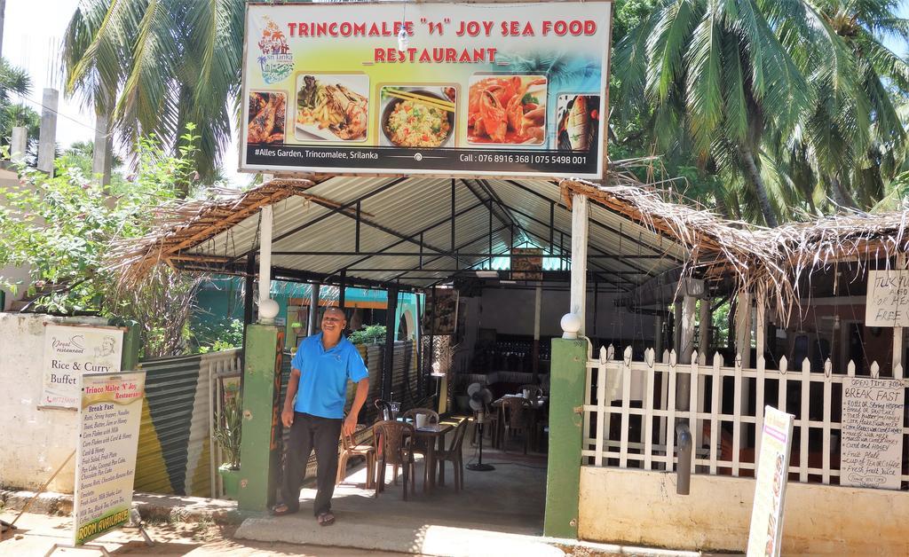 Little White House Hotel Trincomalee Esterno foto