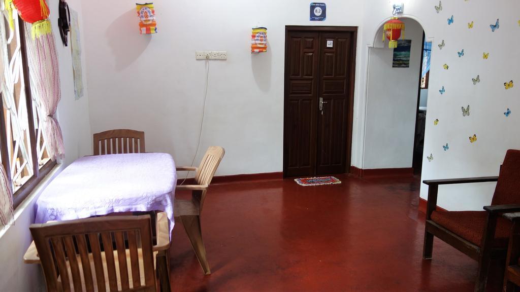 Little White House Hotel Trincomalee Esterno foto