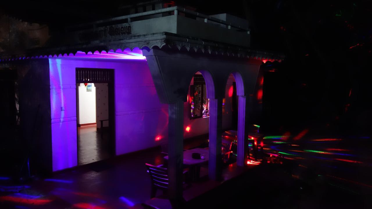 Little White House Hotel Trincomalee Esterno foto