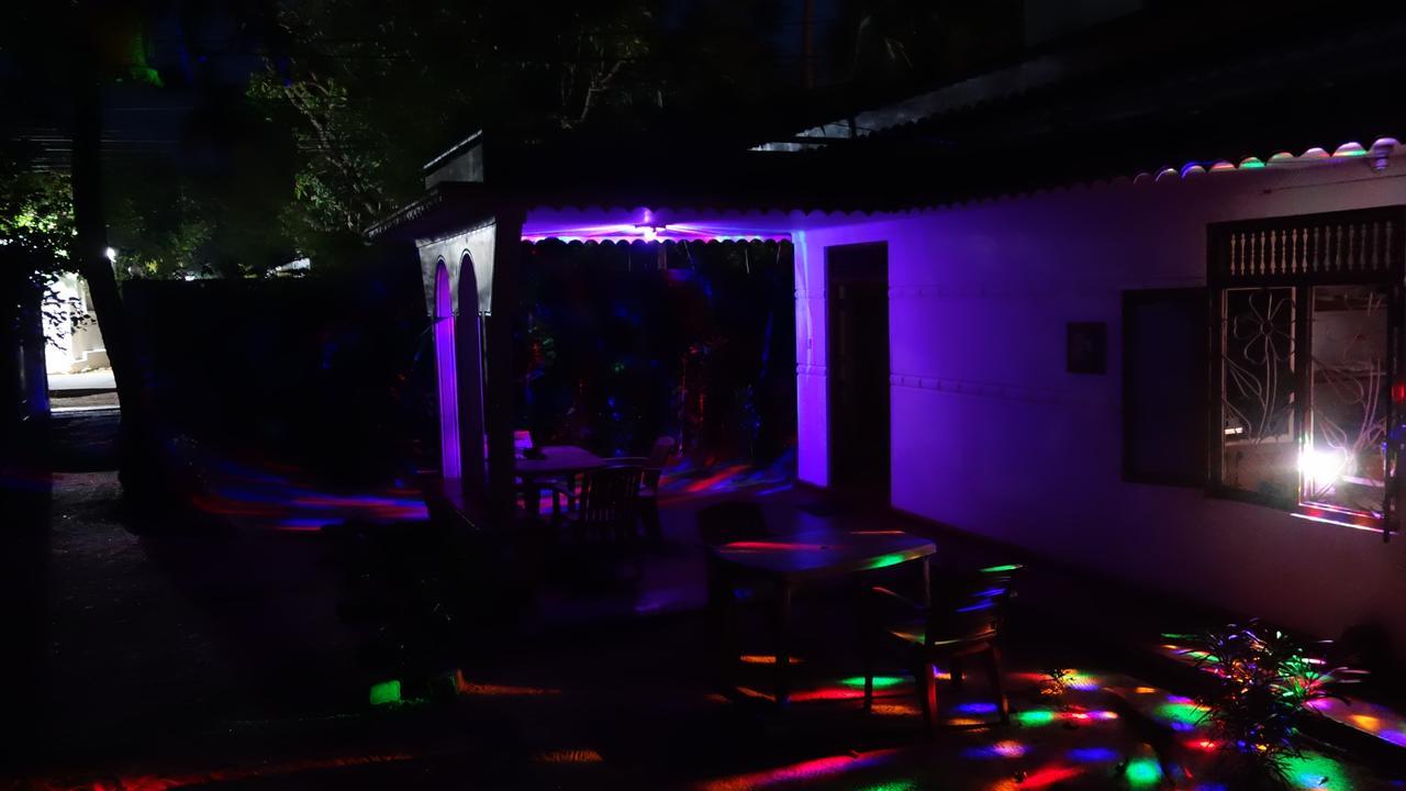 Little White House Hotel Trincomalee Esterno foto