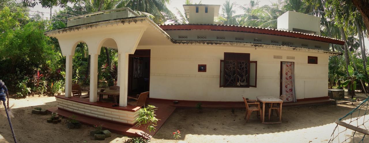 Little White House Hotel Trincomalee Esterno foto