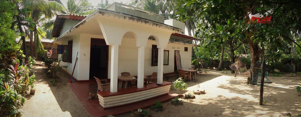 Little White House Hotel Trincomalee Esterno foto